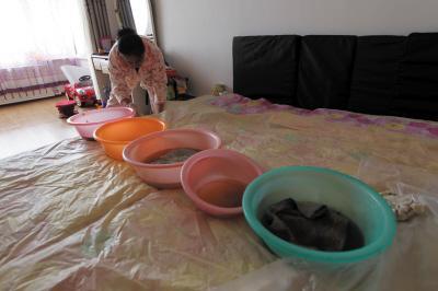 莱西楼上漏水，住户失联，小区没物管，业主维权难！律师来支招……